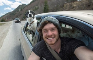 Cet homme est le roi des selfies avec les animaux...