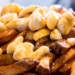 La poutine, une histoire croustillante et des anecdotes savoureuses